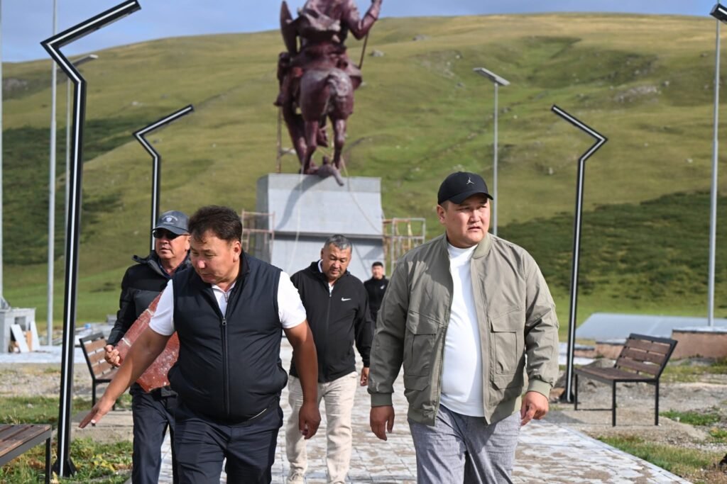 Өтмөк ашуусунда жарыктандыруу жана туристтик рест-пойнт пайда болот — иллюстрация