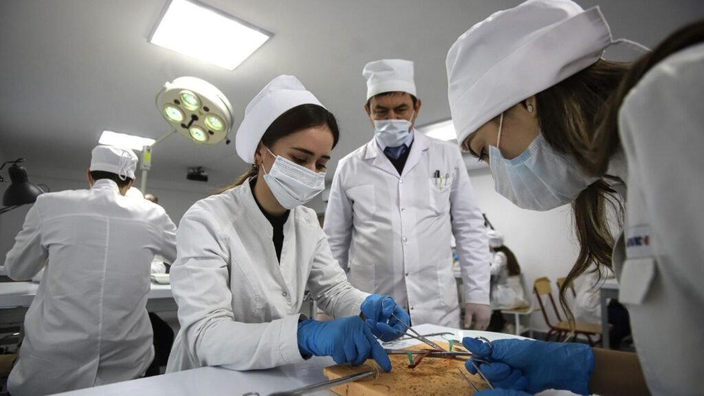 Аккредитациядан өтпөгөн медициналык окуу жайлардын студенттери башка ЖОЖдорго которулат