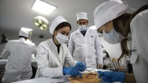 Аккредитациядан өтпөгөн медициналык окуу жайлардын студенттери башка ЖОЖдорго которулат — Новости Кыргызстана
