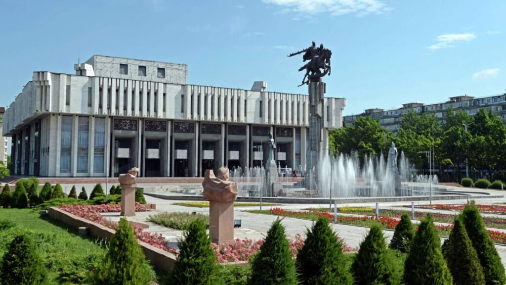 Бишкекте Кызыл-Суу кыргыздарынын аткаруусунда «Манас» спектакли коюлат