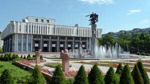 Бишкекте Кызыл-Суу кыргыздарынын аткаруусунда «Манас» спектакли коюлат