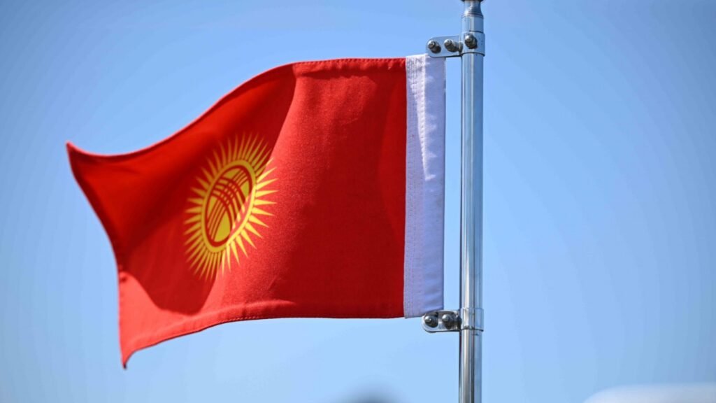 Мамлекеттик тууну үйүңүзгө илиңиз! Ошто патриоттук акция өтүүдө