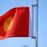 Мамлекеттик тууну үйүңүзгө илиңиз! Ошто патриоттук акция өтүүдө — Новости Кыргызстана