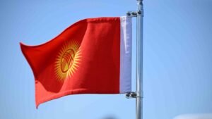 Мамлекеттик тууну үйүңүзгө илиңиз! Ошто патриоттук акция өтүүдө — Новости Кыргызстана