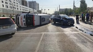 Бишкекте тез жардам унаасы менен Subaru кагылышты, жабыркаган адам бар — Новости Кыргызстана