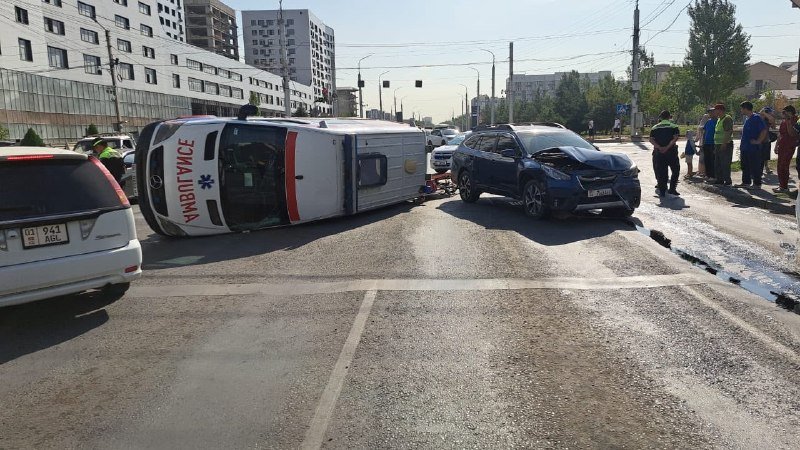 Бишкекте тез жардам унаасы менен Subaru кагылышты, жабыркаган адам бар