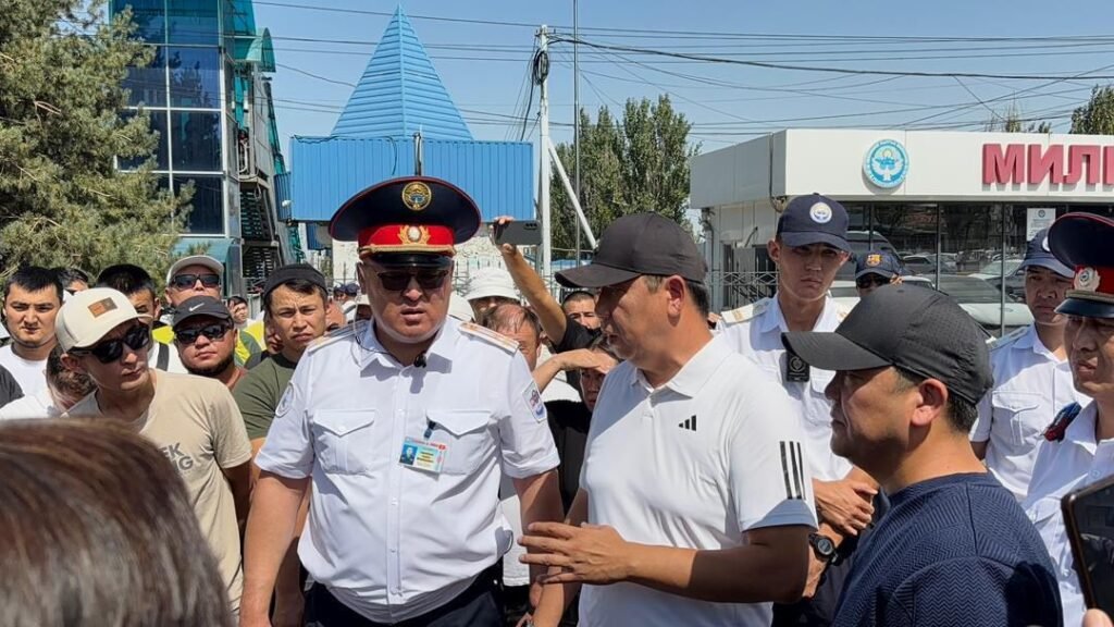 Бишкек мэри «Мадина» базарындагы өрттөн кийин соодагерлер менен жолукту