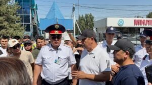 Бишкек мэри «Мадина» базарындагы өрттөн кийин соодагерлер менен жолукту — Новости Кыргызстана