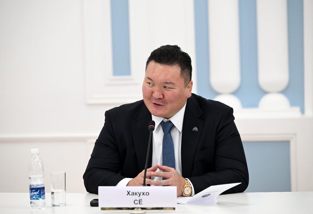 Жогорку Кеңештин төрагасы легендарлуу сумочу Хакухо Се менен жолукту — Новости Кыргызстана