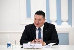 Жогорку Кеңештин төрагасы легендарлуу сумочу Хакухо Се менен жолукту — Новости Кыргызстана