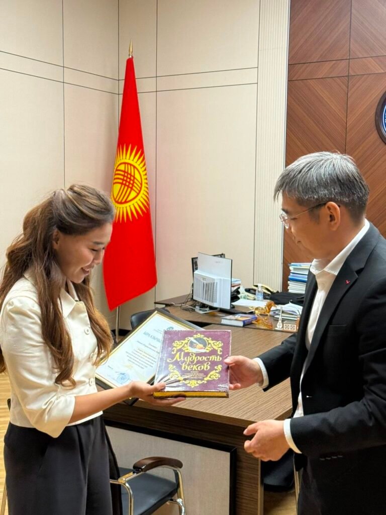 Саламаттык сактоо министри жол кырсыгынан жабыркаган адамды куткарган КММАнын студентин сыйлады — иллюстрация