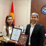 Саламаттык сактоо министри жол кырсыгынан жабыркаган адамды куткарган КММАнын студентин сыйлады — Новости Кыргызстана
