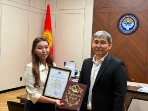 Саламаттык сактоо министри жол кырсыгынан жабыркаган адамды куткарган КММАнын студентин сыйлады — Новости Кыргызстана