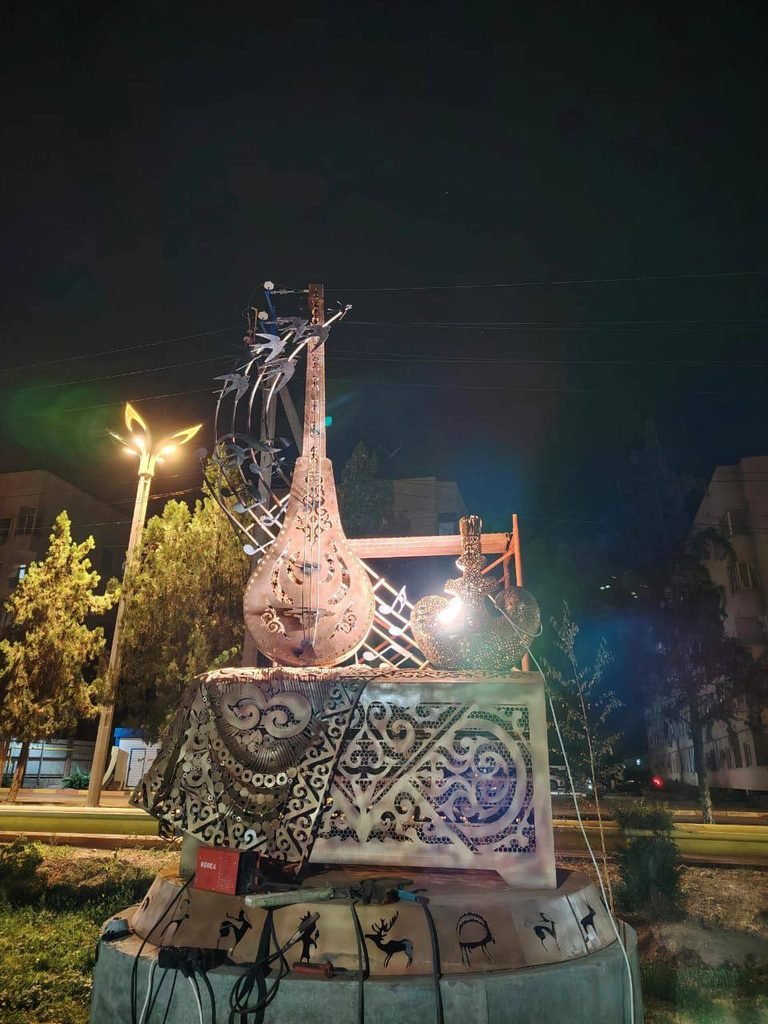 Канттагы Жаштар аллеясында беш метрлик «Тоос» жана «Комуз» пайда болду — иллюстрация