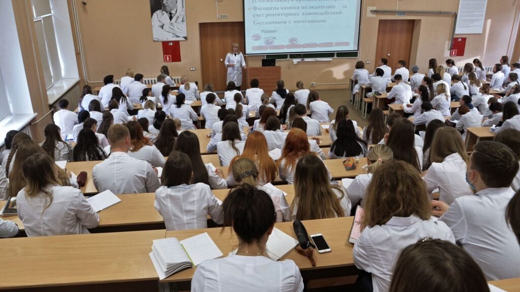 Кыргызстанда жеке медициналык ЖОЖдор билим берүү франшизасына өткөрүлүшү мүмкүн