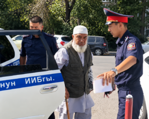 Бишкекте милиция мечиттердин жанындагы кайырчылыкка каршы күрөшүүдө — Новости Кыргызстана
