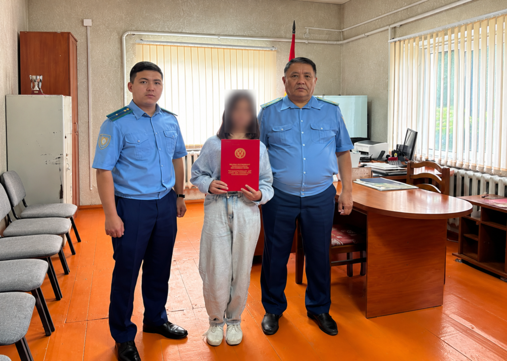 Жети-Өгүз районунда жетим балага үй куруу үчүн жер тилкеси берилди