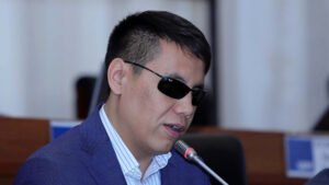 В ЖК предлагают смягчить требования к школьной форме и защитить учителей — Новости Кыргызстана