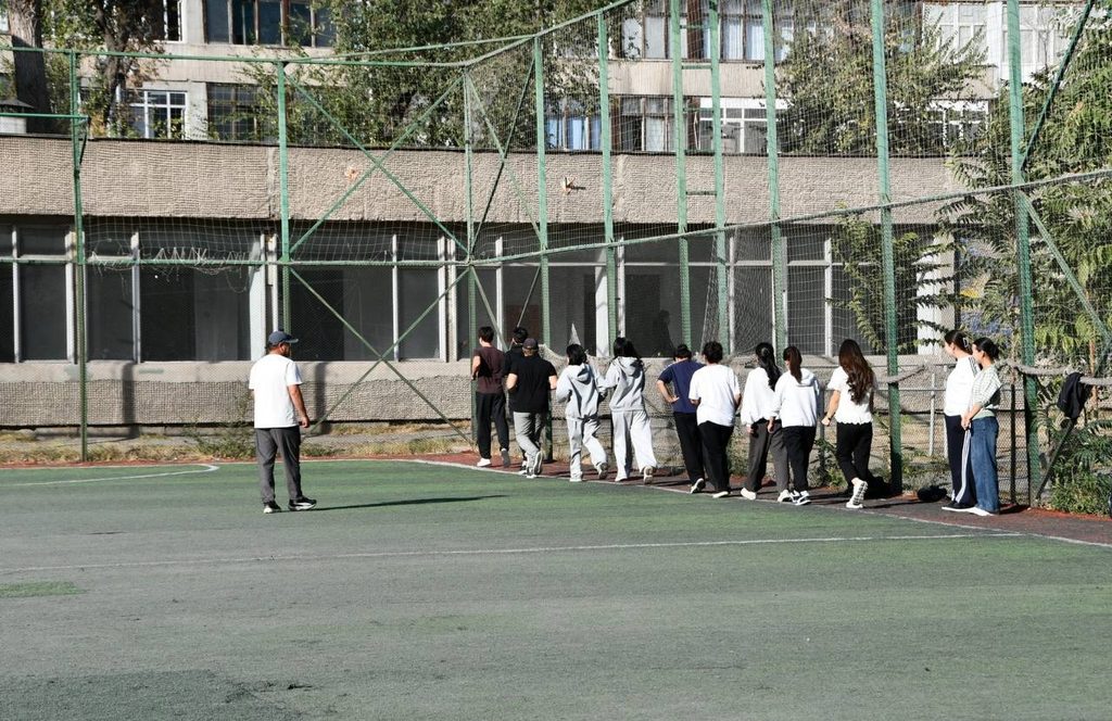 «Былтыркы сүрөт»: КУУда дене тарбия сабагы өтүлүүчү жайлар тууралуу билдирүүлөргө жооп беришти — иллюстрация