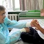 Ребенка, упавшего со второго этажа эскалатора в ТЦ Vefa, выписали из больницы — Новости Кыргызстана