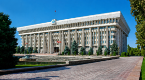 Депутат омбудсмен үчүн курактык чекти 40 жашка чейин көтөрүүнү сунуштоодо — Новости Кыргызстана