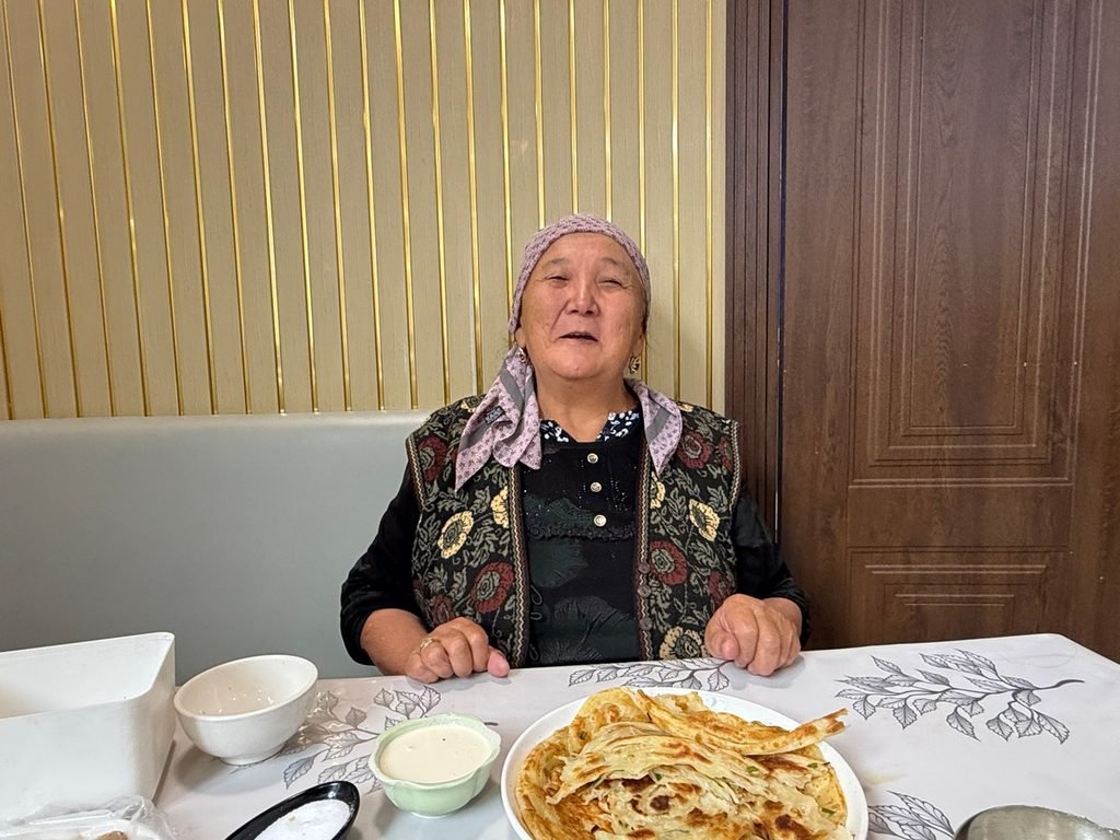 Ира апа Садыр жана Айгүл Жапаровдорду өздөрүнүн атактуу каттамасы менен кантип коноктогонун айтып берди — Новости Кыргызстана