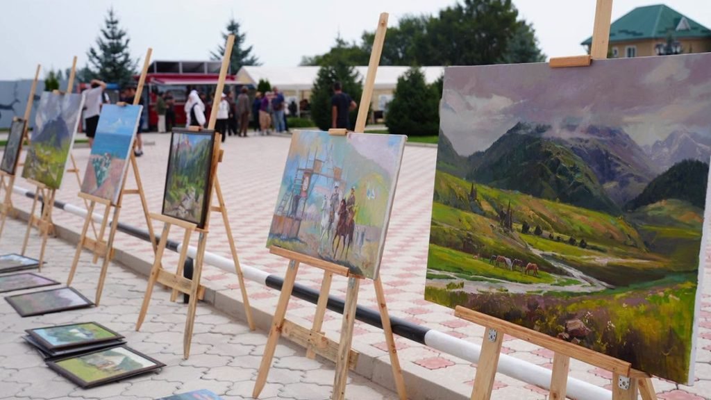«Улуу тоолор баяны» аттуу живопись жана скульптура көргөзмөсү ачылды — контекст события