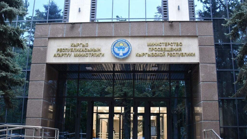 Агартуу министрлиги: мамлекеттик мектептердин окуу китептерин саткандарга чара көрүлөт