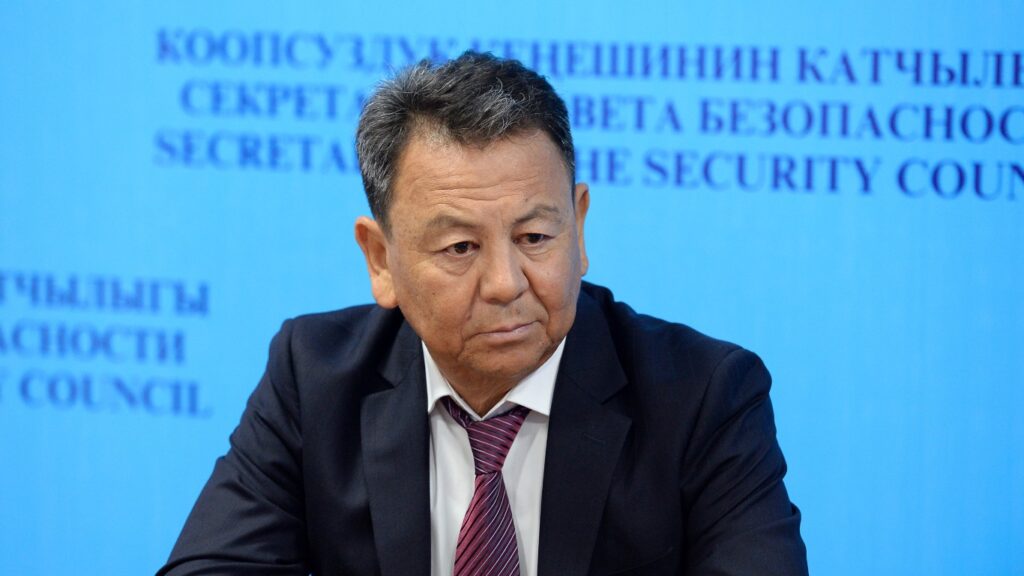 Өмүрбек Суваналиев президенттик шайлоого талапкерлигин коёрун билдирди