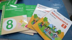 Мектептин 8- жана 1-класстары үчүн «Математика» предмети боюнча окуу китептери басылып чыкты — Новости Кыргызстана