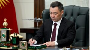 Садыр Жапаров президенттик шайлоону таза жана ачык өткөрүү боюнча жарлыкка кол койду — Новости Кыргызстана