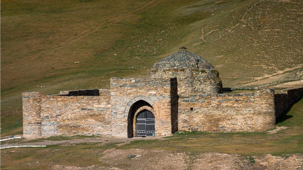 Таш-Рабатка алып бара турган унаа жолго асфальт төшөлүүдө