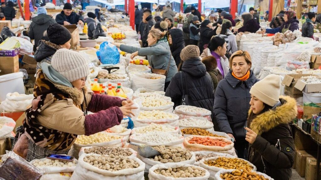 Кыргызстанда беш жылда чекене соодадагы базарлардын үлүшү 38%дан 33%га чейин төмөндөдү