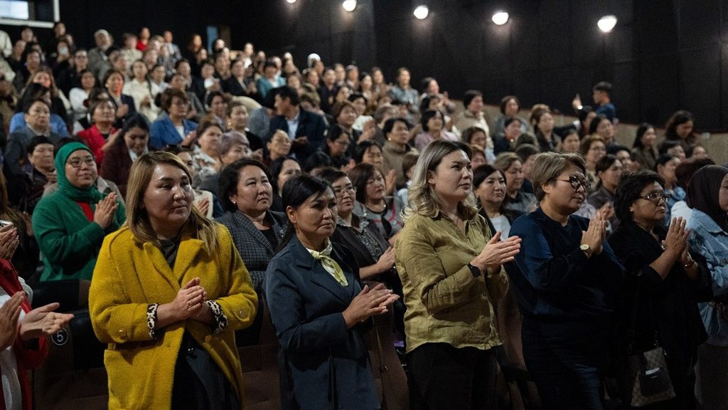 «Айтматова» ждет вся страна. Интервью с режиссером байопика Каныбеком Калматовым — иллюстрация