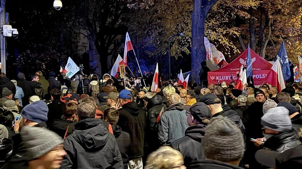 Польшадагы конституциялык кризис: президент өлкөгө кайтып келди, сот имаратынын алдында — нааразылыктар — Новости Кыргызстана