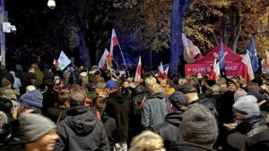 Польшадагы конституциялык кризис: президент өлкөгө кайтып келди, сот имаратынын алдында — нааразылыктар — Новости Кыргызстана