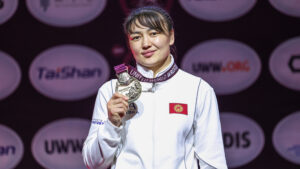 Мээрим Жуманазарова Астанада өткөн күрөш боюнча дүйнө чемпионатында күмүш медаль жеңди — Новости Кыргызстана