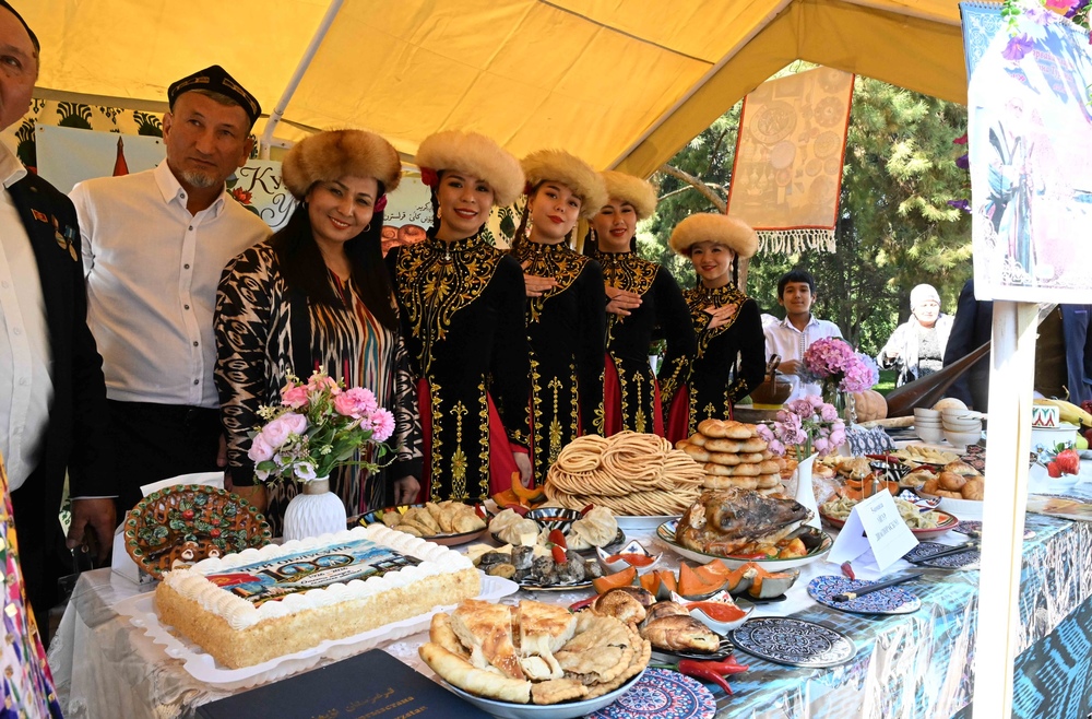 Көргөзмөлөр, улуттук тамак-аштар жана концерт: Бишкекте Чүйдүн 100 жылдык мааракеси белгиленүүдө
