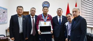 Преподаватель КНУ в пятый раз стал чемпионом Азии — вуз отметил победу подарками — Новости Кыргызстана