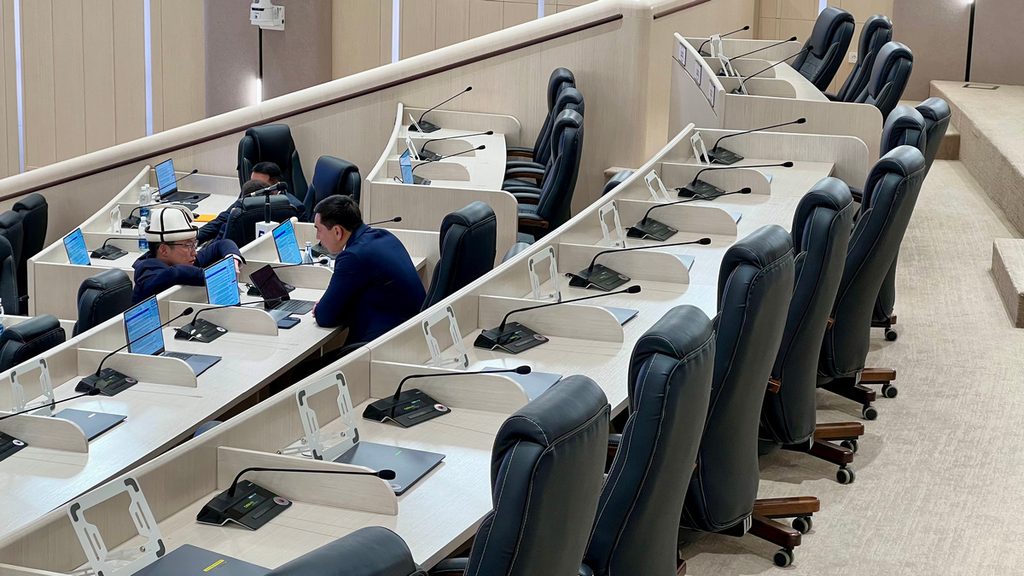 На пленарном заседании ЖК присутствует менее половины депутатов — фото — контекст события