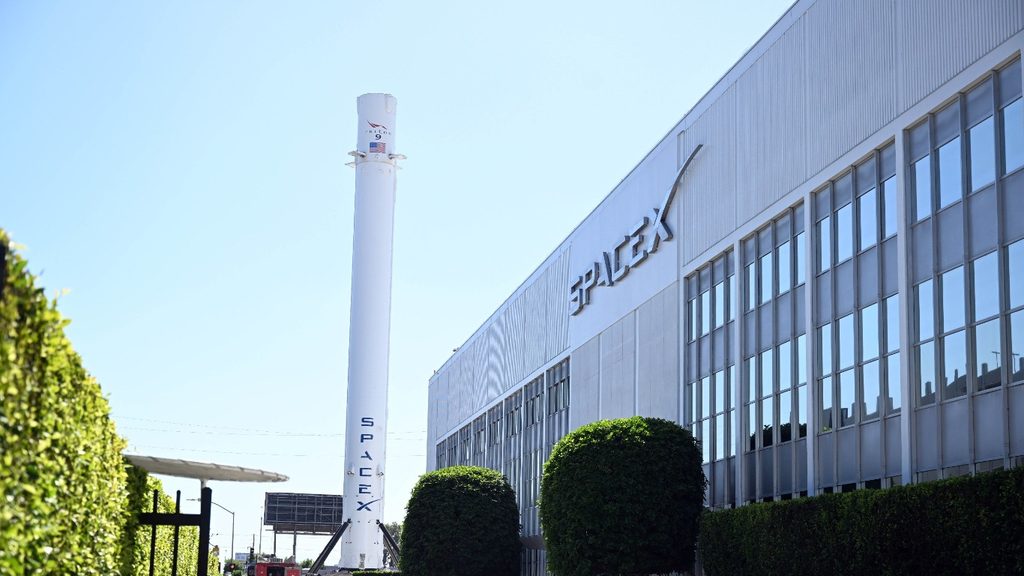 Садыр Жапаров Илон Масктын SpaceX компаниясынын Калифорниядагы өндүрүштүк комплексине барды — фото 4