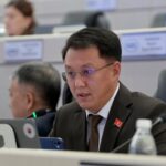 Депутат инсульттан кийин кароого муктаж болгон карылардын жакындарына маяна төлөөнү сунуштады — Новости Кыргызстана
