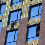 Бишкекте жумушчу турган курулуш люлькасынын тросу үзүлүп кетти — Курулуш министрлиги текшерүү баштады — Новости Кыргызстана