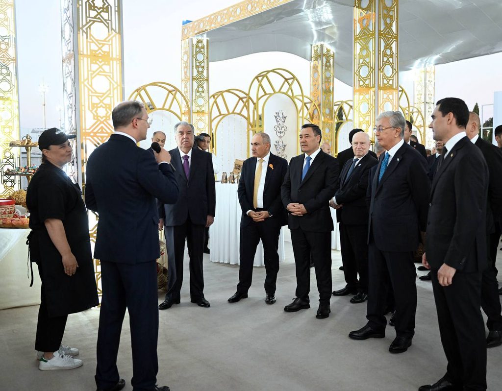 Садыр Жапаров КМШ өлкөлөрүнүн башчылары менен бирге Авазадагы улуттук тамак-аш фестивалына барды
