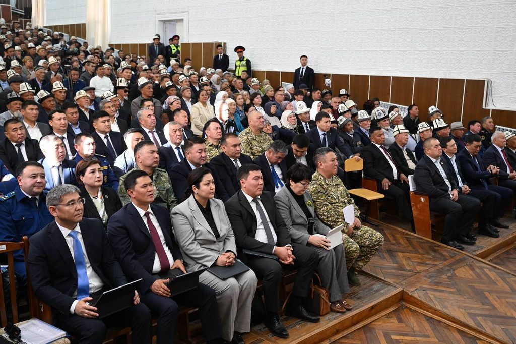 Садыр Жапаровго Лейлек району менен Сүлүктү шаарынын өнүгүү жыйынтыктары тааныштырылды — фото 4