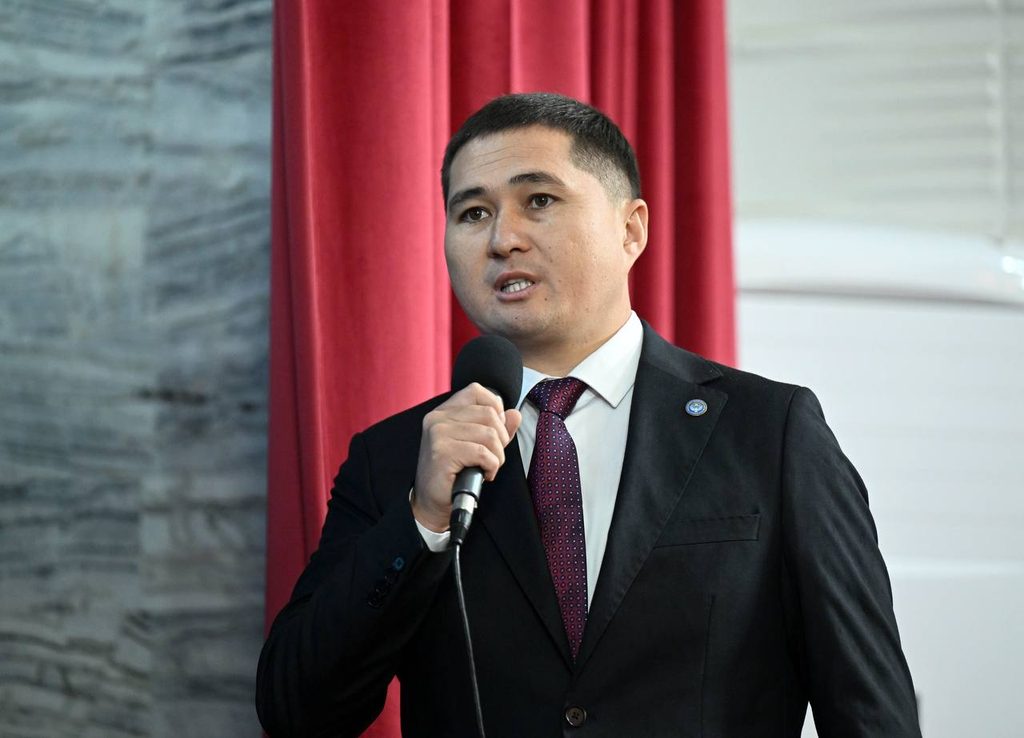 Жапаров Кадамжай районунун өнүгүү жыйынтыктары жана жаңы долбоорлор менен таанышты — иллюстрация