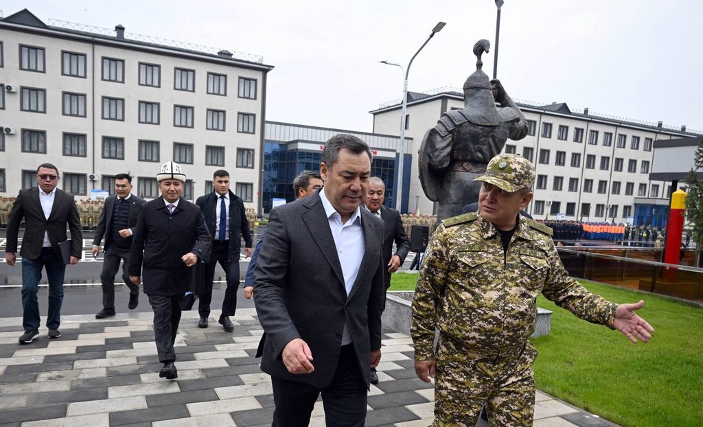 Садыр Жапаров выделил пограничникам 30 млн сомов и открыл военный комплекс в Оше — Новости Кыргызстана