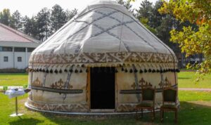 Венгриянын улуттук академиясына кыргыз боз үйү белекке берилди — Новости Кыргызстана