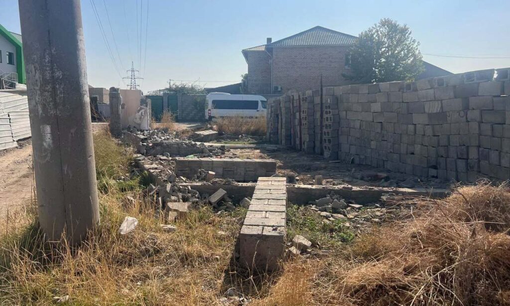 Бишкекте мыйзамсыз тургузулган 77 курулуш алынды