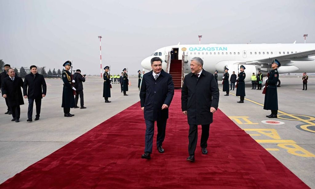 Премьер-министр Казахстана Олжас Бектенов прибыл в Кыргызстан — Новости Кыргызстана